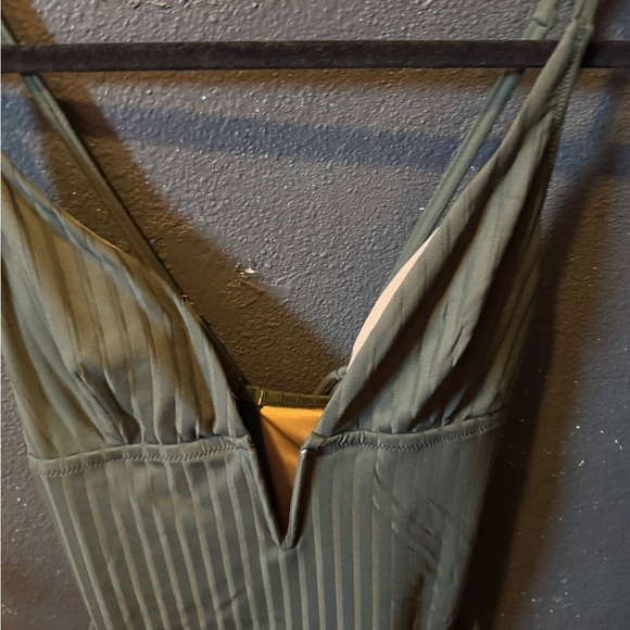 Women’s Shade & Shore Green V-Neck Ribbed Swimsuit - Picture 2 of 8